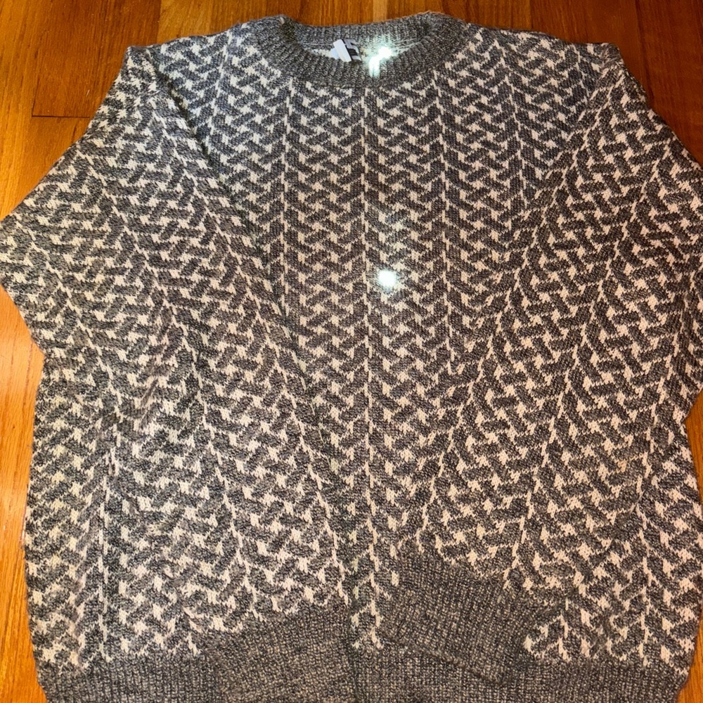Vintage grey and white knit sweater, good condition, Size Large